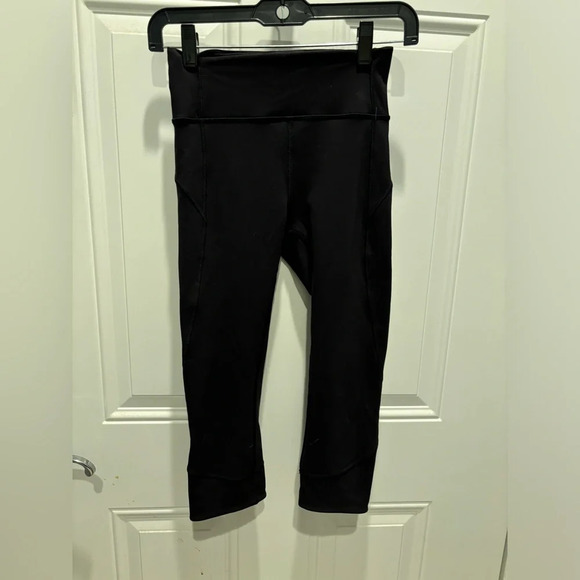 Lululemon In Movement Crop *Everlux 19"
Black - Picture 3 of 5